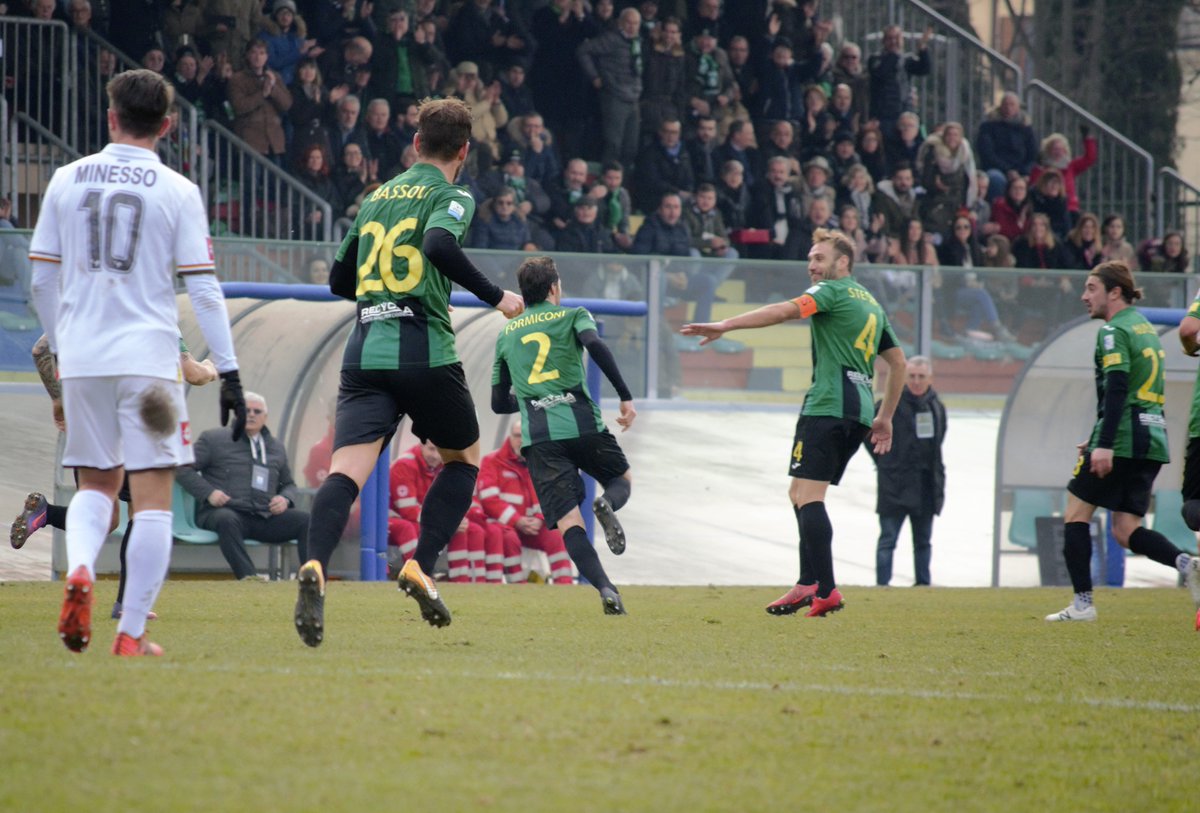 PordenoneCalcio's tweet photo. L'esultanza di #Formiconi dopo il gol dell'1-1🔝
#DajeFormiconi #ForzaRamarri #ForzaPordenone https://t.co/xpRLM9Io0i