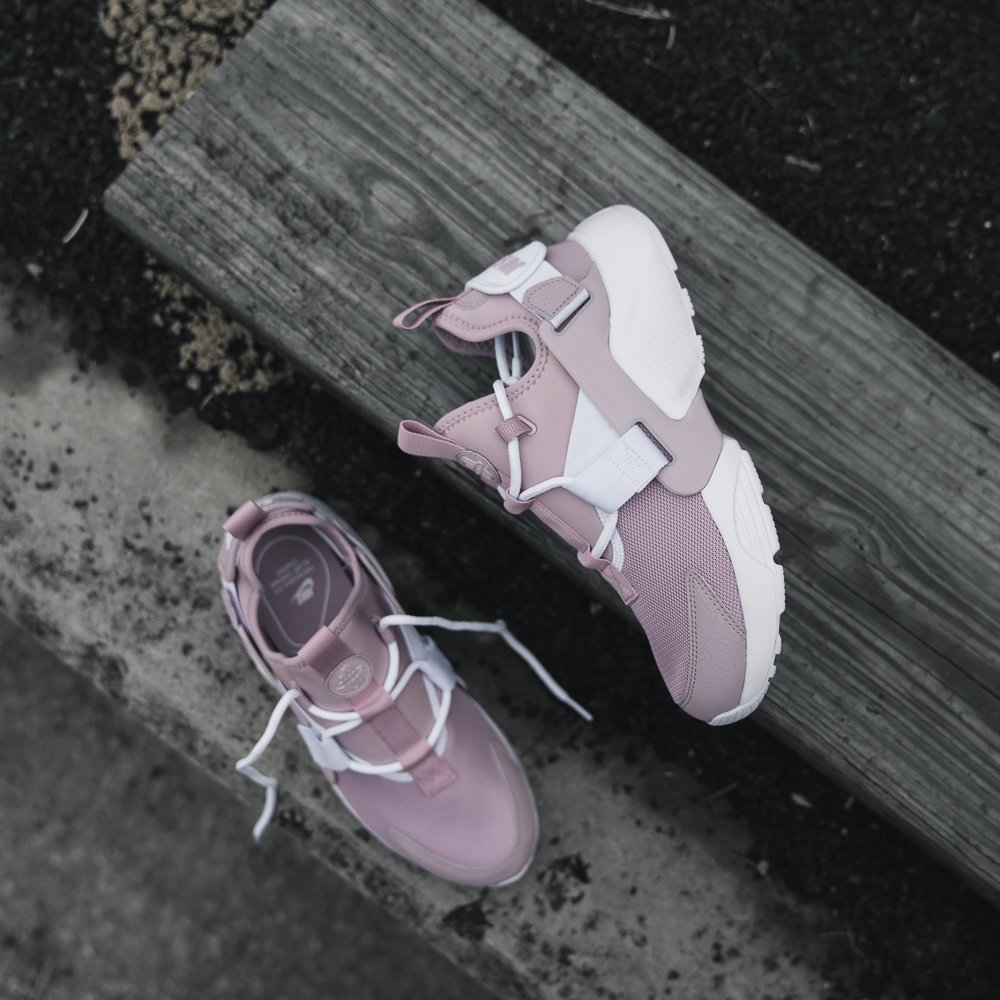 nike huarache city low particle rose