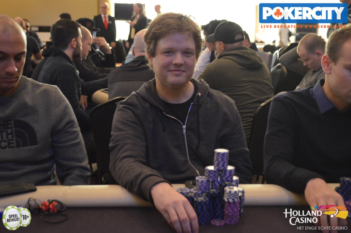 PokerCityNL's tweet photo. #UtrechtPS: De madness houdt aan. Met razend tempo bustten spelers. Zo verloren we o.a. chipleader Hanz de Vries en zijn we inmiddels op de money bubble aangekomen. Na de break spelen we hand over hand. https://t.co/xHPjEbTerx @PokerSeriesNL https://t.co/41bi7PQwoj