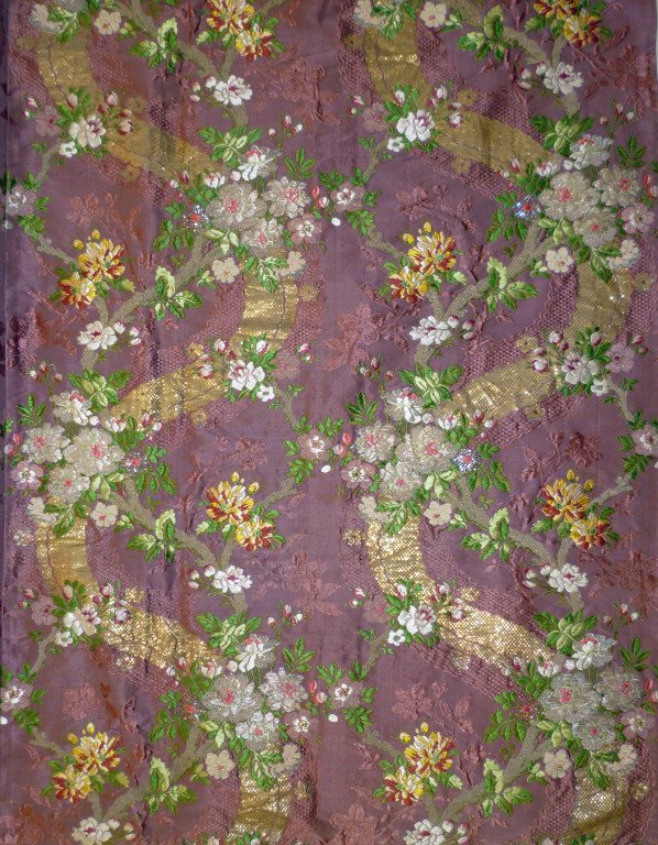 SilkDamask's tweet image. 2) Detail of #purple brocaded silk
#SackBackSaturday  Silk from #Lyon; Made in #England, c. 1750-60. For more: collections.vam.ac.uk/item/O351792/s… … cc:@cynthiawriter
