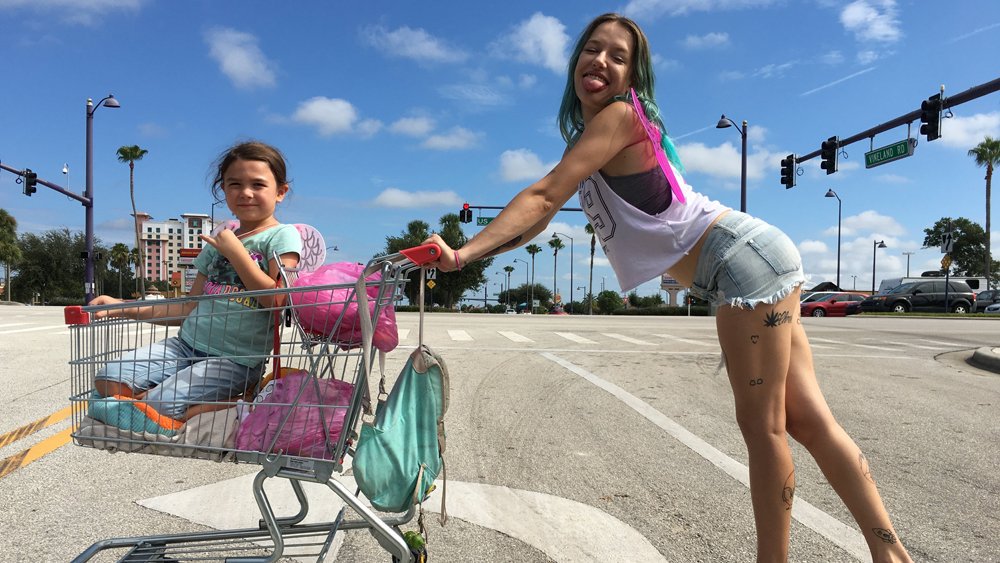 bemine4awhile's tweet photo. The Florida Project (2017)
เรื่องราวเกิดในช่วงฤดูร้อน
เด็กๆใช้ชีวิตกันอย่างสนุกสนาน
ซึ่งก็ตรงกันข้ามกับผู้เป็นพ่อแม่
ที่เผชิญหน้ากับปัญหาที่ถาโถมเข้ามา https://t.co/7vy9yHkUgE