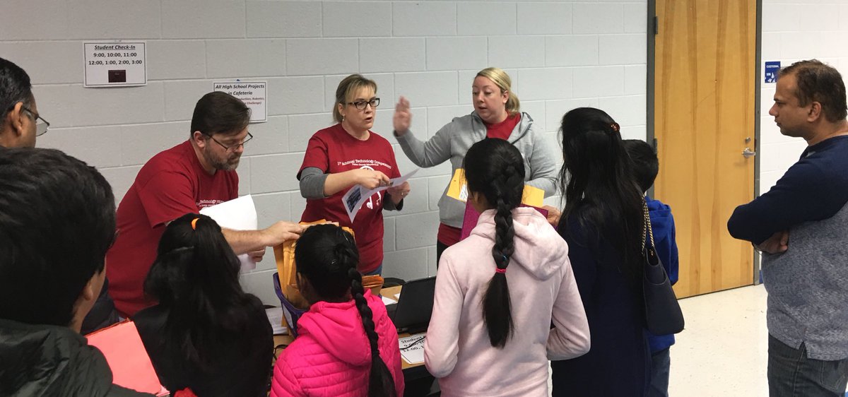 CPHTechnology's tweet image. Mrs. Gould registering students!  @OCEEPrincipal @gouldsgang @FCS_TechComp #techcomp18