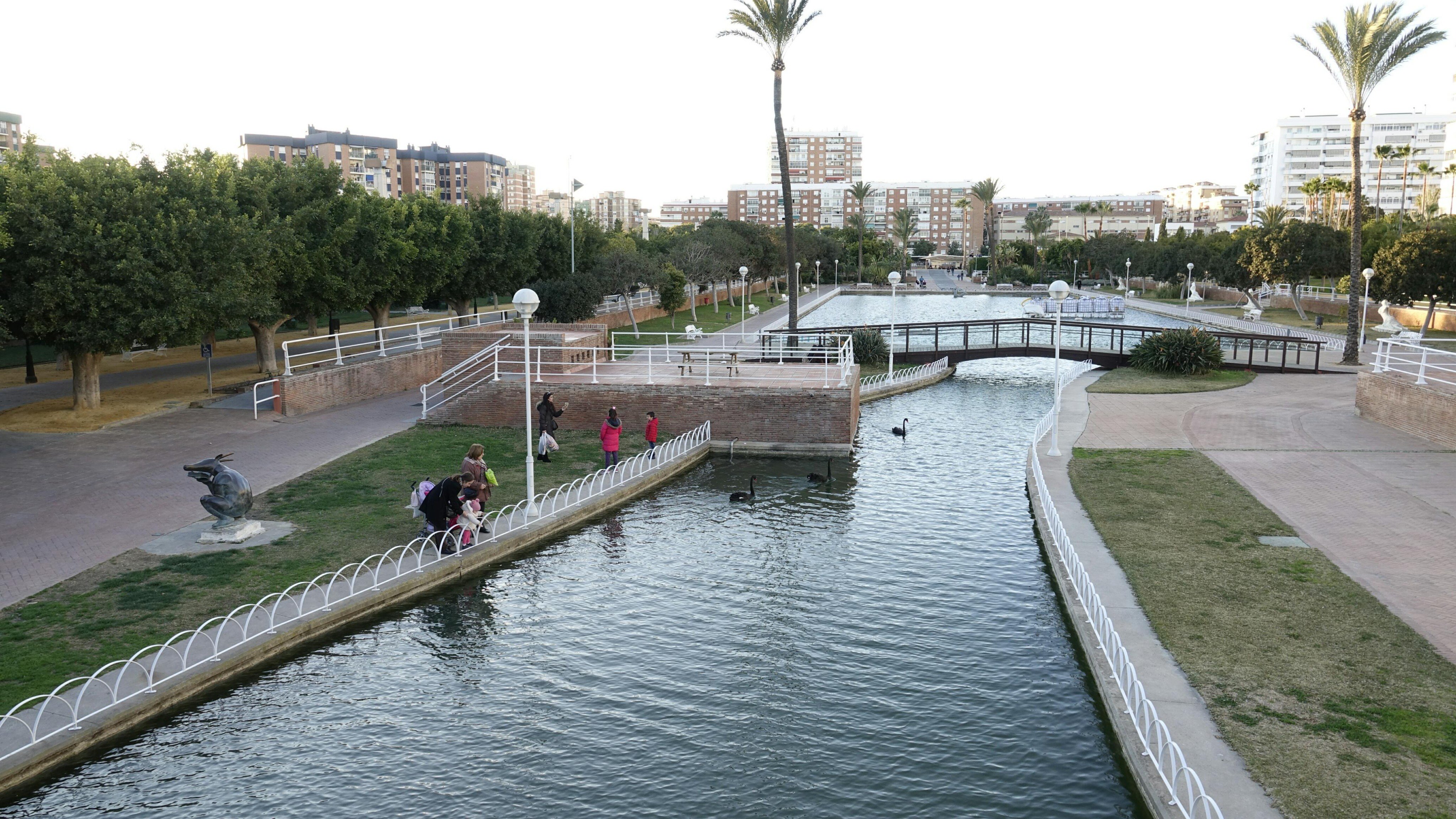 a panoramic view of parque del oeste, located in malaga. You can see people enjoying the nature of the park.