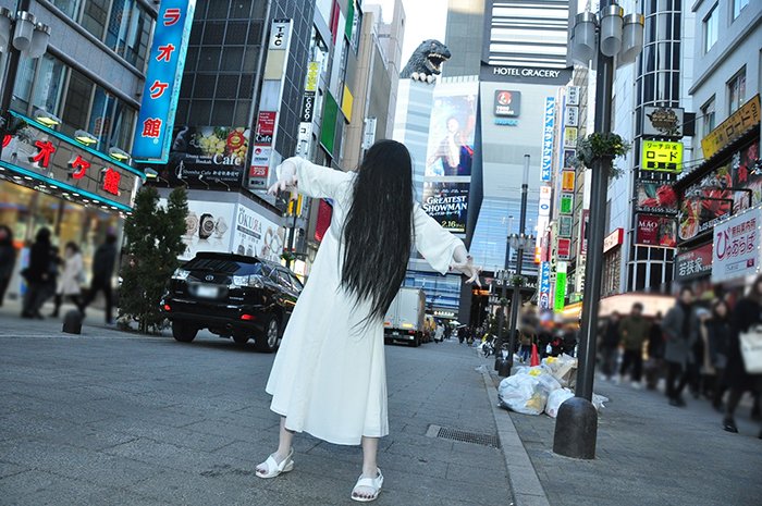 映画情報どっとこむ No Twitter 歌舞伎町 に最恐ヒロイン 貞子降臨 遂に首都 東京から ザ リング リバース 呪いを拡散 T Co Wdd18jc4km めっちゃ寒の中 白ワンピース一枚に裸足にサンダルです 貞子最強 貞子 おかちまちパンダ広場 ザ