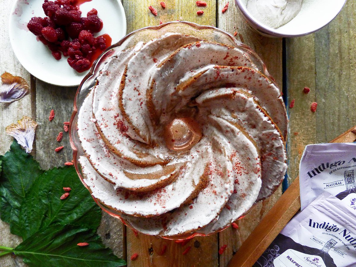 #RaspberryTea &amp; #GojiBerry Bundt #Cake is gooey, gorgeous &amp; guaranteed to please your loved ones! <a href="/healthy_beard/">The Healthy Beard</a> bit.ly/2kNCet2