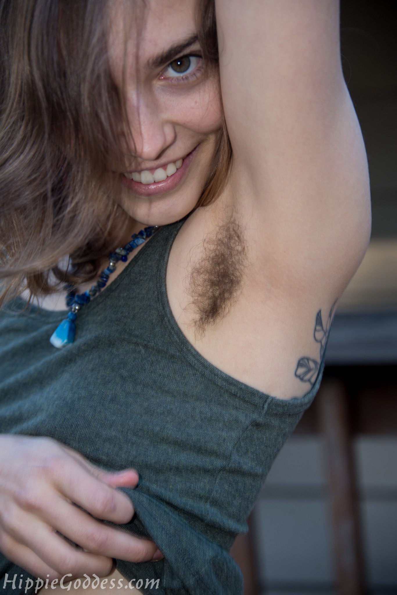 Hairy armpits girls.