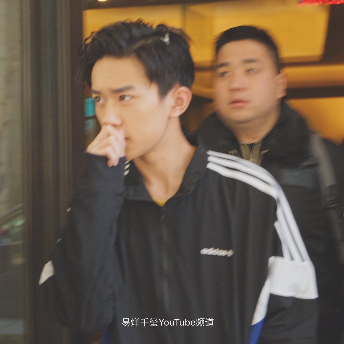 JacksonYee_YT's tweet photo. 亲一下手
Kiss 
Cr. From us!
 #JacksonYeeGrammys2018 #jacksonyee https://t.co/FcN2f9KdTU