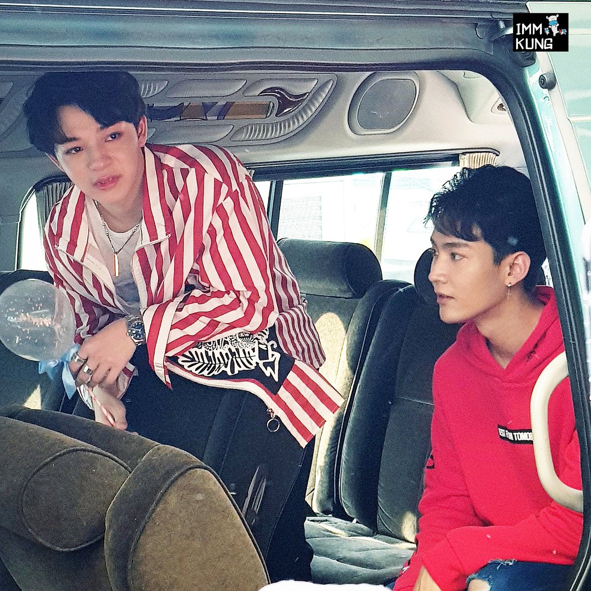 immkungimmkung's tweet photo. มาส่งสองหนุ่มถึงรถตุ้เลย ดูๆความน่ารักของเธอสิ ! #2moonstheseries #เดือนเกี้ยวเดือนเดอะซีรี่ส์ #บาสเด็กอ้วนที่แท้จริง #ขุนคิมมอญ #japanexpro @basjtr @KiimMon 😗😘👫💜💛👬💚💙💙💘❤❤🍭💞 https://t.co/58lpCeC1Ml