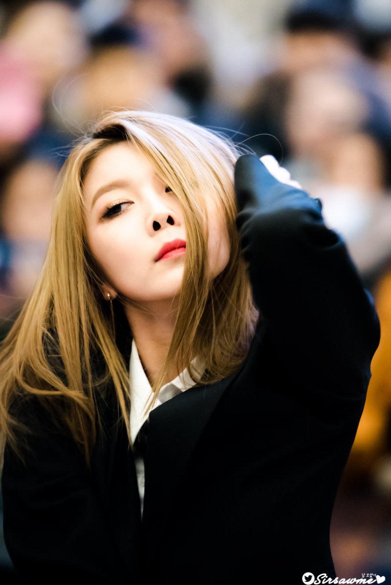 Sirsawme's tweet photo. 2018. 1. 28. 드림캐쳐 버스킹
#날보셨어 #드림캐쳐 #DREAMCATCHER #다미 #버스킹 #AK프라자 #다미멋지다 https://t.co/b57lpworMe