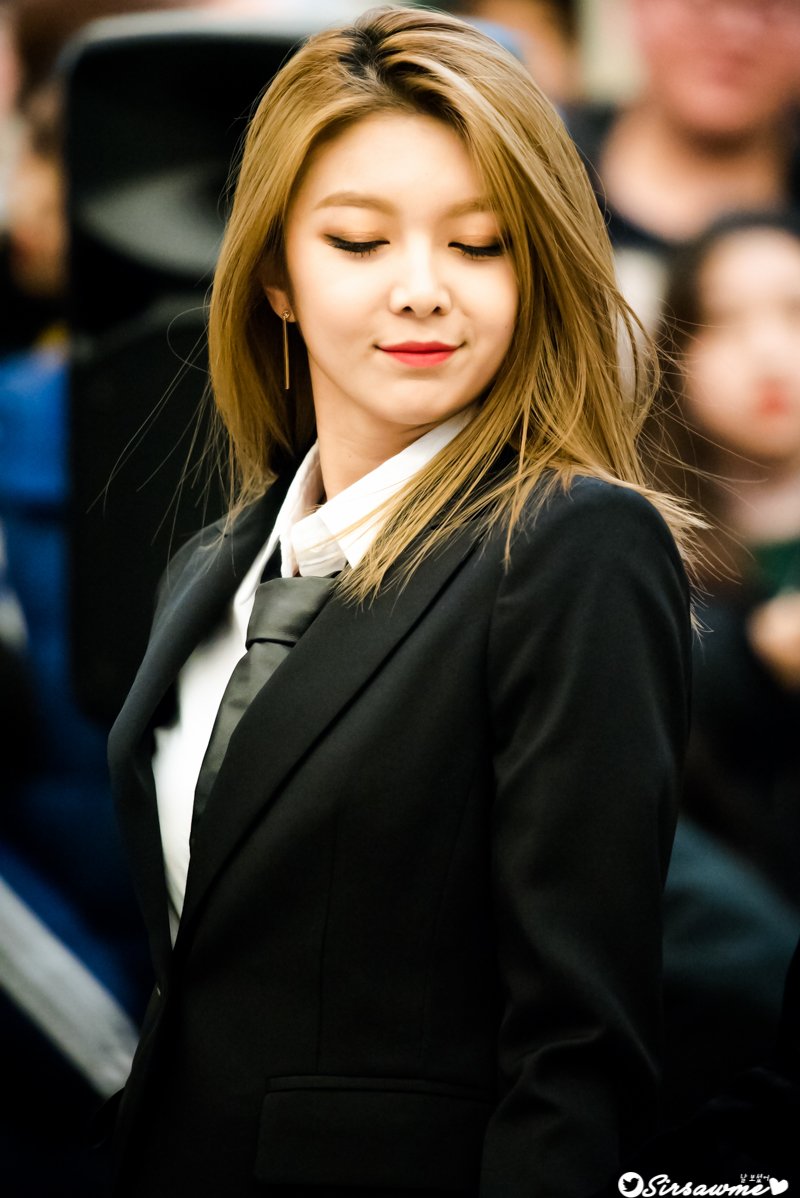 Sirsawme's tweet photo. 2018. 1. 28. 드림캐쳐 버스킹
#날보셨어 #드림캐쳐 #DREAMCATCHER #다미 #버스킹 #AK프라자 #다미멋지다 https://t.co/b57lpworMe