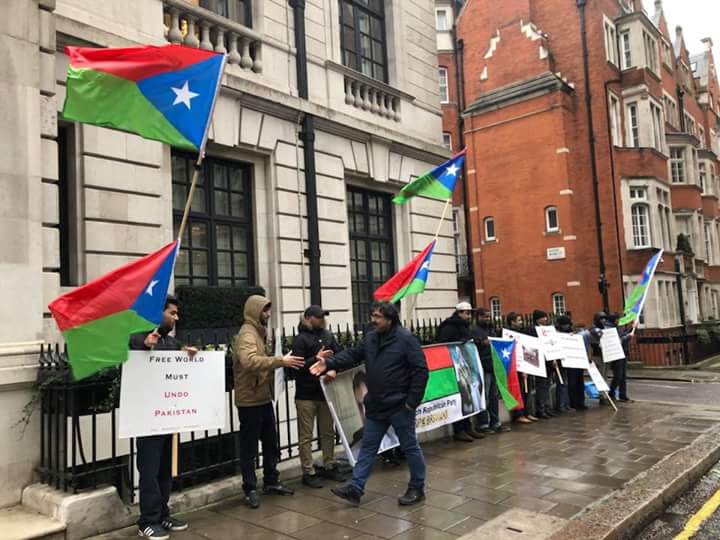 ArchenBaloch's tweet photo. Free Balochistan Movement protesting against Pakistani and Chinese designs of changing the Baloch demography by settling Punjabi and Chinese in occupied Balochistan in the name of development. Activists of Baloch Republican party also joined the protest https://t.co/1Quf7Ln1lb