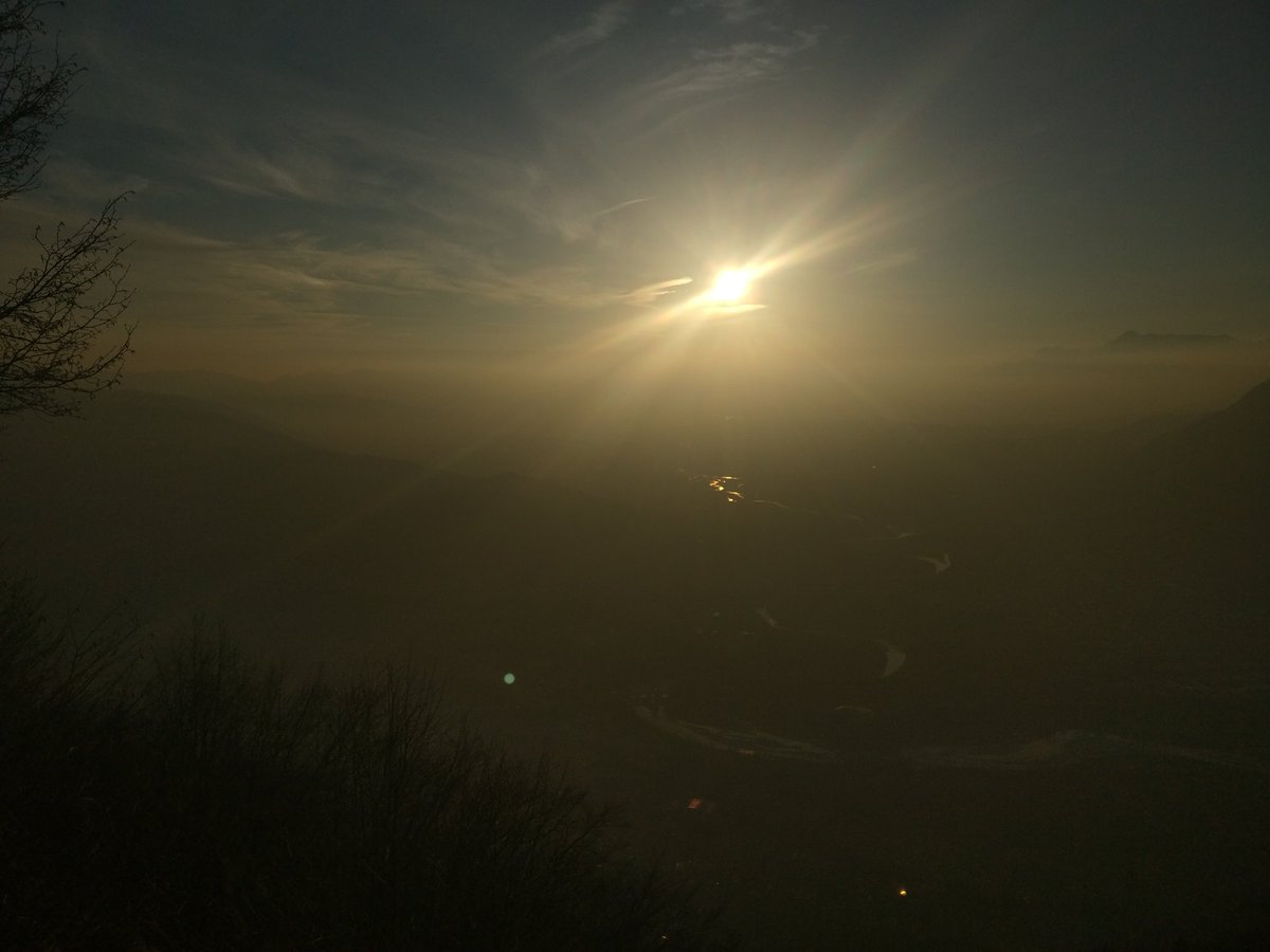 galloforcello2's tweet photo. #bivacco #scalon #soccher #pontenellealpi #belluno #veneto tramonto #gennaio2018 https://t.co/bubdHH583l