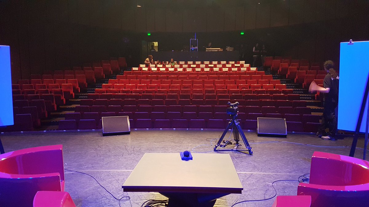 La_5e_de_couv's tweet image. Tout est en place pour la #drawbattle d'@hiro_mashima et de @RenoLemaire ! Flavien est en place !