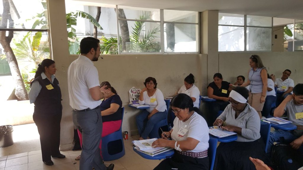 EducacionZ8_Ec's tweet photo. Germán Lynch,director de Operaciones y Logística entrega kits de útiles para que los estudiantes refuercen actividades en las clases junto a sus docentes  #TodosABC @GermanLA https://t.co/2J3J0dtFbr