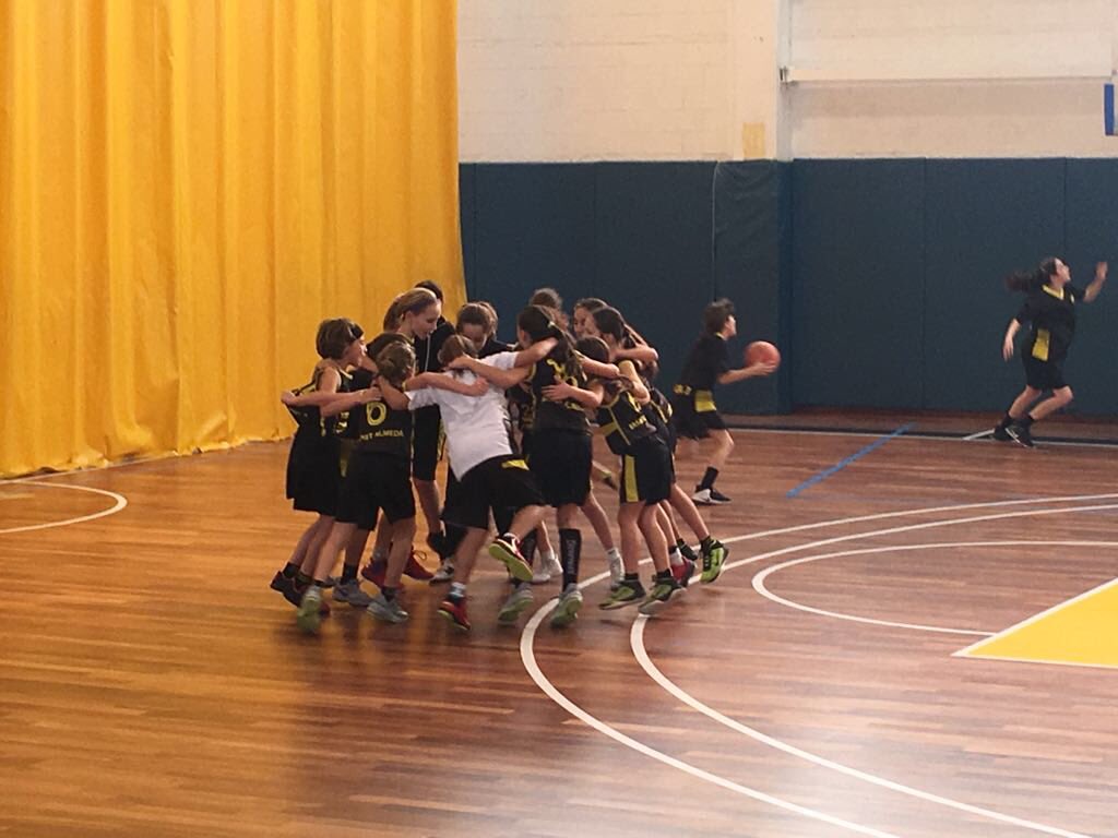 ASRBasketAlmeda's tweet photo. 🏀 #MFBALM 53 - @CBGRUPBARNA 35
Primer partit de la jornada de dissabte matí amb molt bona feina dels dos equips!!
#goAlmeda #jornadaAlmeda #basketAutèntic https://t.co/KPwFai5R2f