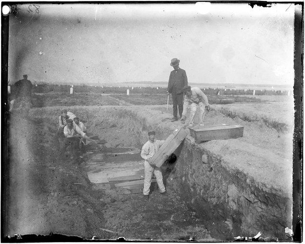The experience of Hart Island as a stranger to the cemetery will be familiar to those who have ever decided that a walk in Greenwood would be a pleasant way to pass a President’s Day. buff.ly/2DeHfEP