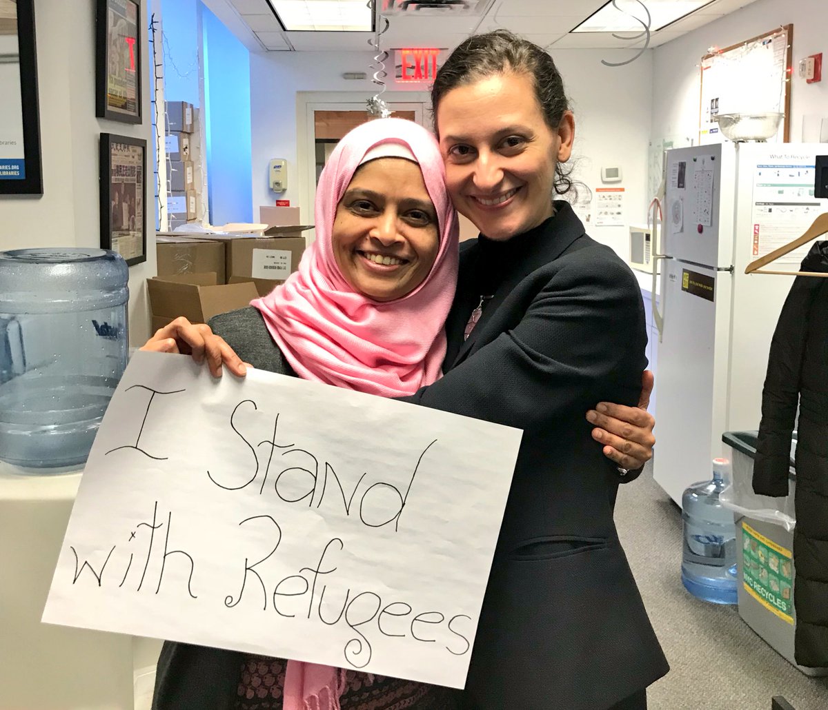 NYCImmigrants's tweet photo. On the 1 year anniversary of #NoBanJFK Acting Commissioner Bitta Mostofi & @mayorsCAU Senior Advisor Sarah Sayeed #SendASign in support of refugees & migrants ✊🏽
Diversity is what makes this city great 🗽
#NoBanNYC
#RefugeesWelcome
#NoMuslimBanEver https://t.co/p4afHdzPkF