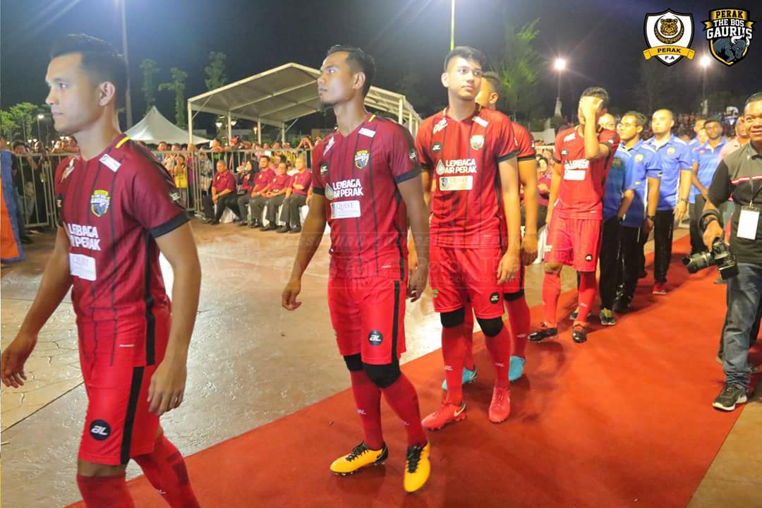 KopaMedia's tweet photo. LINTAS LANGSUNG| MAJLIS PENGENALAN PEMAIN DAN PELANCARAN JERSI PERAK THE BOS GAURUS
_ _ _ _ _ _
ATE YOEP YONG SEMUA UDAHHH NENGOKKK KE JERSI BARU KOMERR!!!!!!
#NewKit2018
#AlSports
#AcriveLifeStyle
#PerakTheBosGaurus https://t.co/lBatHUkiAX