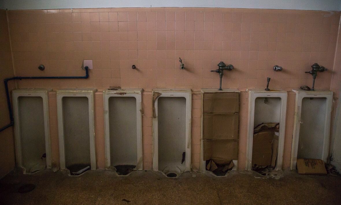 VivaLaUCV's tweet photo. Antisociales desvalijan una vez más espacios del Instituto de Medicina Tropical UCV, se robaron hasta las bacterias y hasta el mobiliario. Los antisociales rompieron las paredes para extraer pocetas, lavamanos, llaves, tuberías y enchufes. https://t.co/DRS9yOlBVL