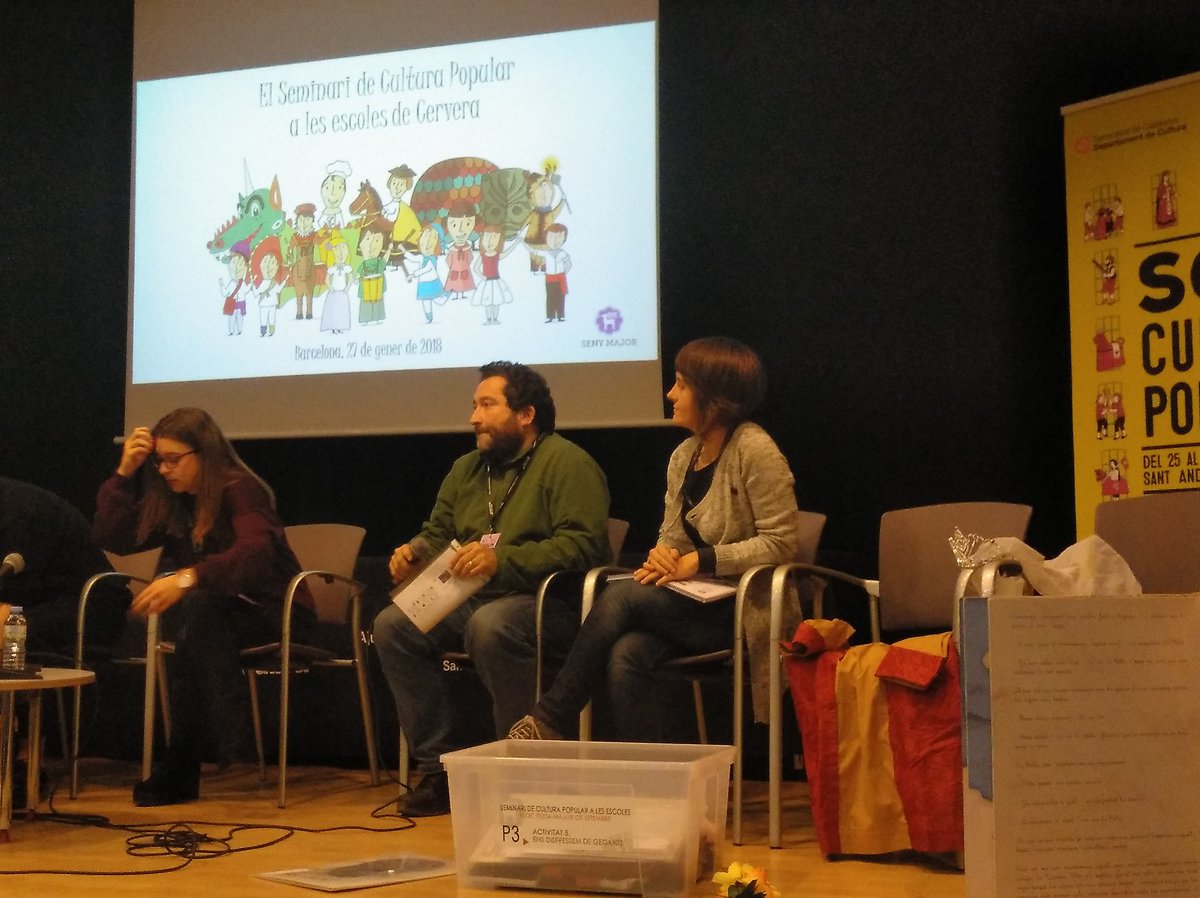 petita_Cervera's tweet photo. Magnífica exposició de l'experiència del Seminari de Cultura Popular a les Escoles de Cervera al Fòrum d'Educació i Cultura Popular.
#Cervera #educp #educació #Somculturapopular https://t.co/ZLNtOqR9LA