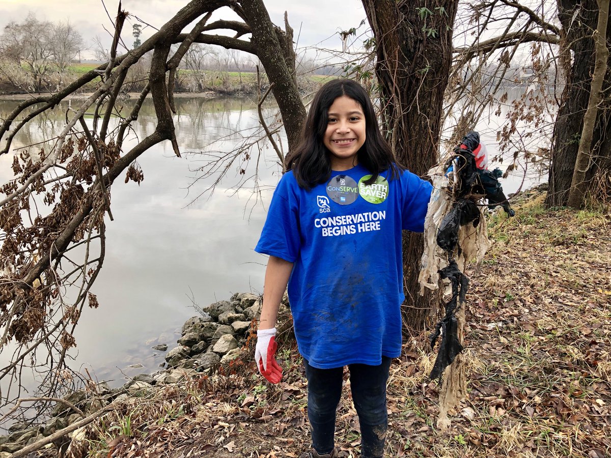 the_sca's tweet photo. Storm surge brought plastics 20+ ft into the trees of #SimsBayou during #Harvey. SCA is rooting it out! @HPARD  #SCAHarveyRecovery #Houston https://t.co/z3OJrFjbkO