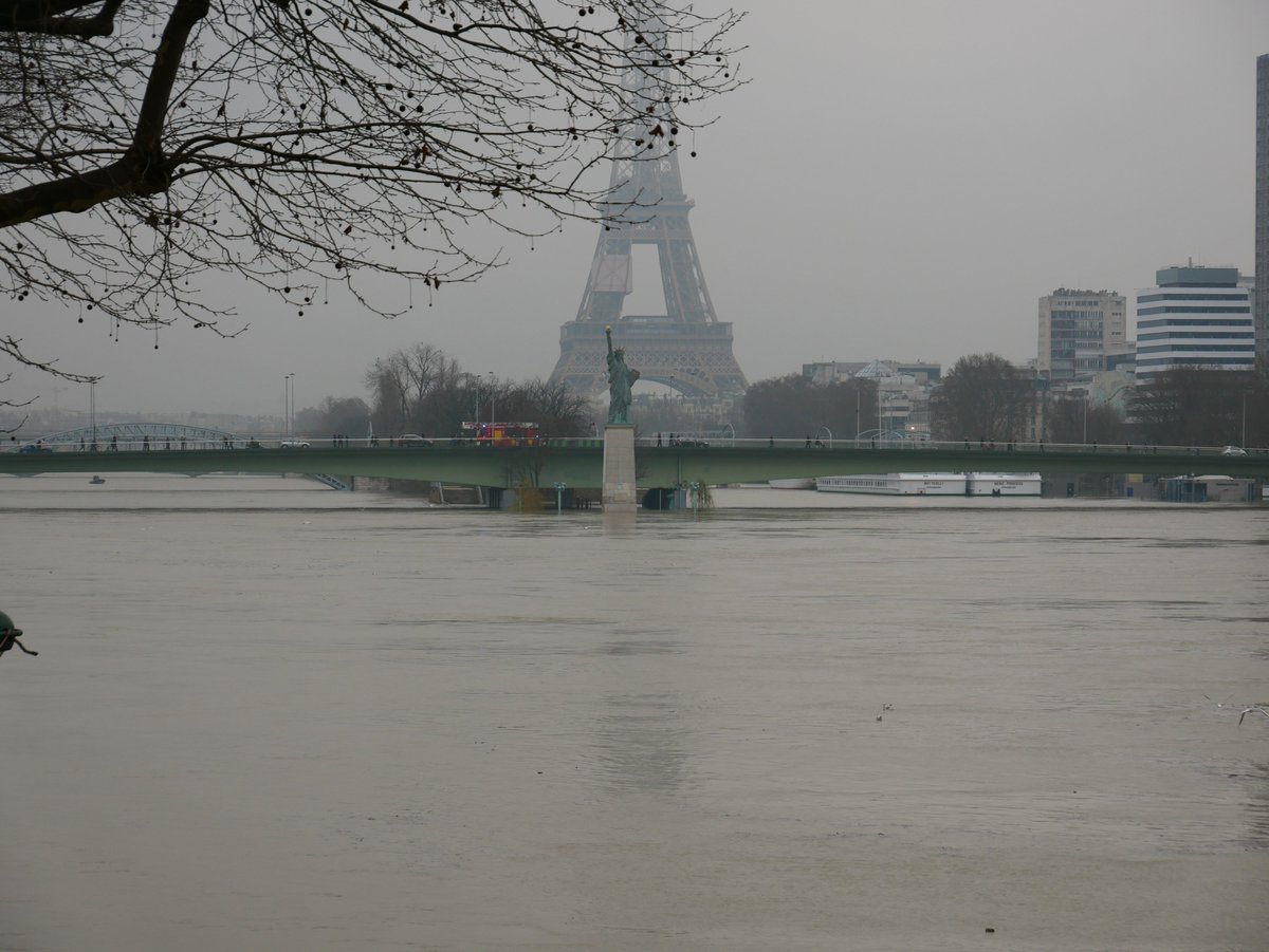 Journée dans Paris à observer la #crue de la #Seine
#zouave #CrueSeine #pontmirabeau