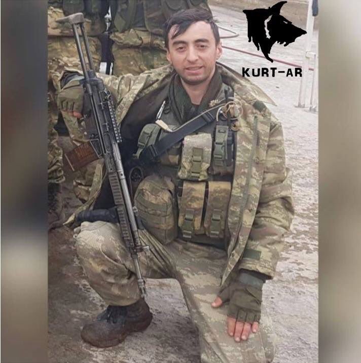 kurtar_1071's tweet photo. Fotoğraf elimize yeni ulaştı. Şehidimizin uçmağa varışından az önce silah arkadaşları tarafından çekilmiş.
---------------------------------------------------------------------
Şehit Musa Özalkan...

30 yaşında gençliği cephede çarpışmakla geçmiş nice şehitlerimizden birisi. https://t.co/EnFHDHD619