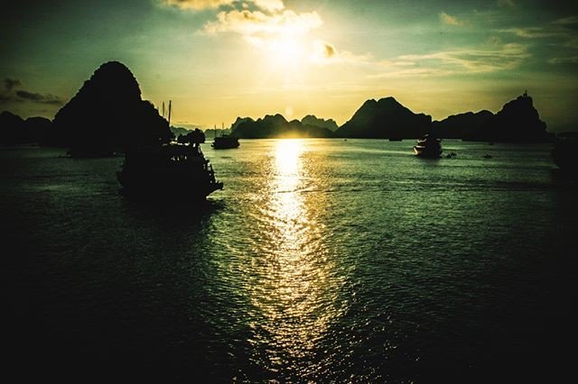 EmotionWoody's tweet photo. Reposting @saks_foto:
3/3....silhouettes...Ha Long Bay, Vietnam...from 2009...
.
.
.
#halongbay #vietnam #photography #instagramhub #canon https://t.co/pRTcHlRpkF