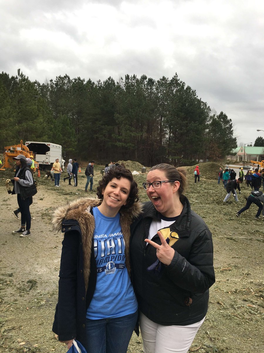 _MHSKeyClub's tweet image. A huge Thank You to everyone who came out to help bring one for the chipper!!! Successful event recycling our Christmas trees! 💙 #mustangs #bringoneforthechipper