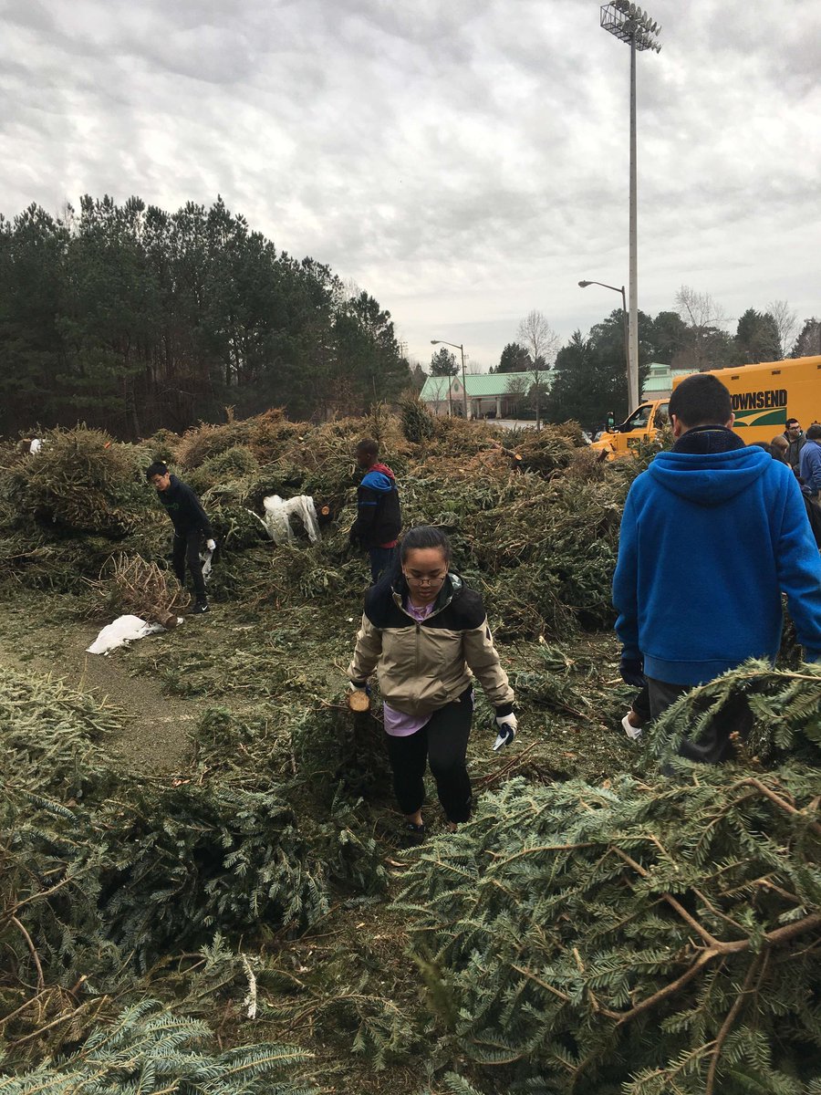 _MHSKeyClub's tweet image. A huge Thank You to everyone who came out to help bring one for the chipper!!! Successful event recycling our Christmas trees! 💙 #mustangs #bringoneforthechipper