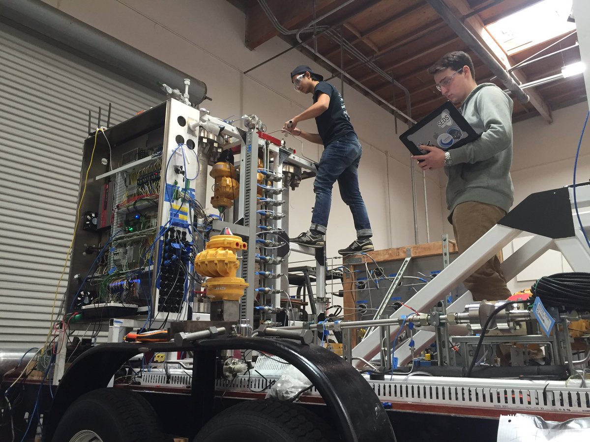 SEDS_UCSD's tweet photo. Software team on #ColossusSFS is verifying the mapping of the system 💻 https://t.co/9Dz3QaPpUL
