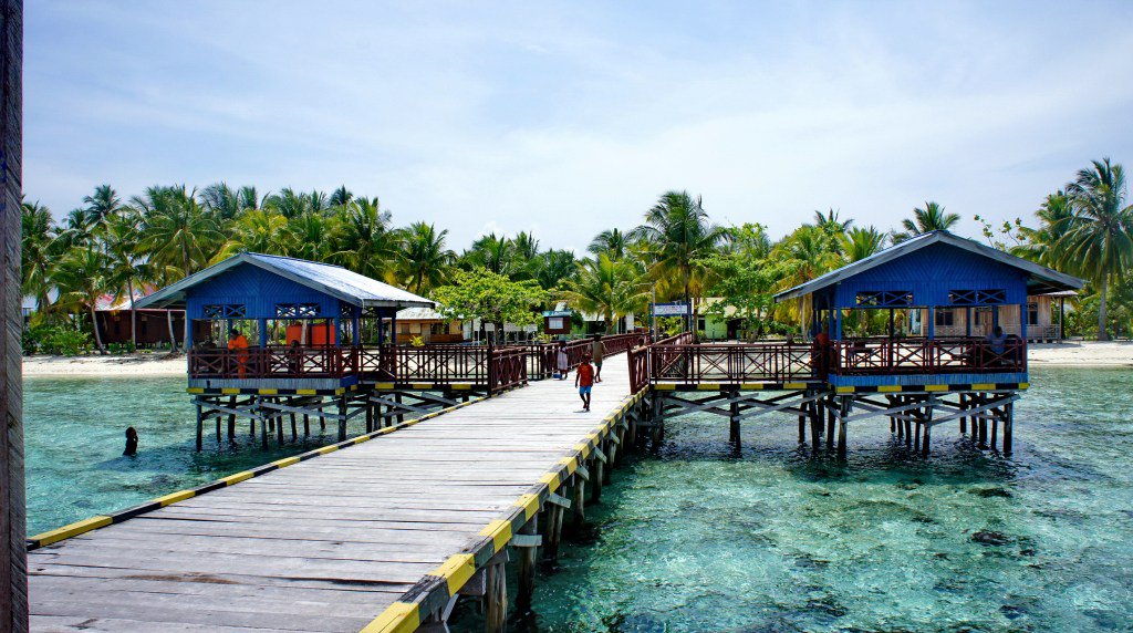 UpdatePapua's tweet photo. Arborek, the Beautiful Tourism Village in Raja Ampat https://t.co/9mmzeXIftY https://t.co/HYi9jN6Jb7