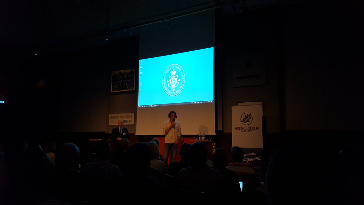 asatallroth's tweet photo. Nu dags för @RasmusDahlstedt om hur hantera publik och kritiker.

#MEDKickoff
#MEDval18 https://t.co/UOcfEpcxXZ