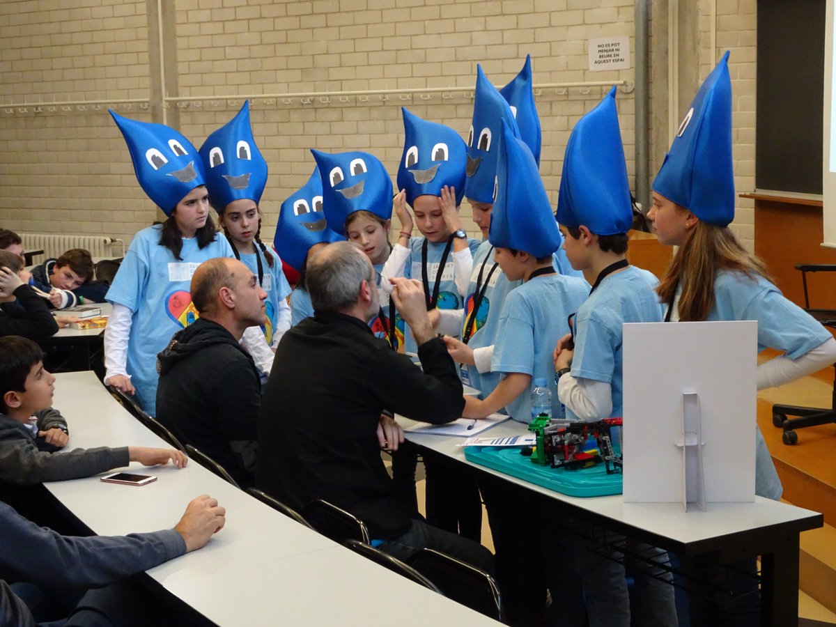 FLLGironaEPS's tweet photo. Defensa de projectes #FLLGirona #morethanrobots https://t.co/tsrZdwxM7m