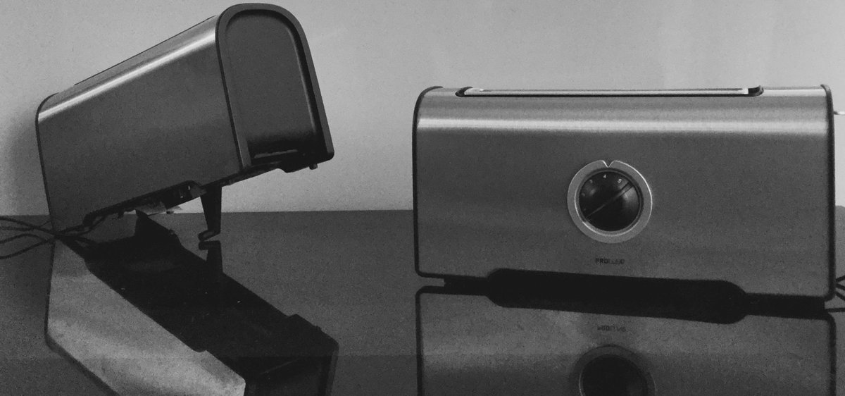 [Objets à comportements] 
Toasters, Olivain Porry 
Affranchis de leur condition utilitaire, ces toasters font désormais ce que font tous les individus libres : discuter du temps qu'il fait, à l'abri des oreilles indiscrètes. 
A découvrir lors de #NOUSNESOMMESPAS <a href="/artsciencechair/">Chaire "arts & sciences"</a>