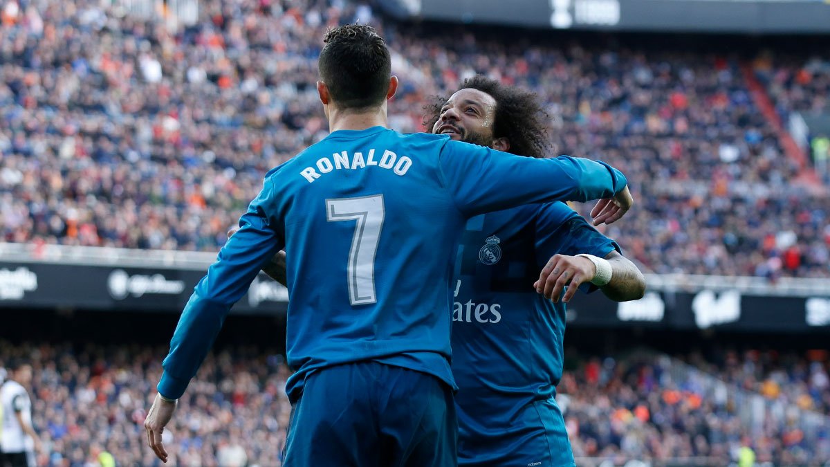 realmadrid's tweet photo. 👊 ¡Esta tarde en Mestalla!

⚽ 16' @Cristiano (p)
⚽ 38' @Cristiano (p)
⚽ 84' @MarceloM12
⚽ 89' @ToniKroos

#RMLiga | #HalaMadrid https://t.co/Ai2QOzxjQT