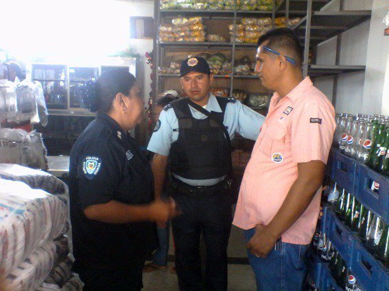polimerida's tweet photo. @Visipol_MIJP  #IAPEM @CcpSantaElena En  el Marco de la @GMAtodaVidaVZLA  Policial Comunal, realizó  aproximación con comerciantes en calles y avenidas del sector santa Elena  todos construimos la seguridad. #PrioridadProteccionAlPueblo https://t.co/lOWIz2za48