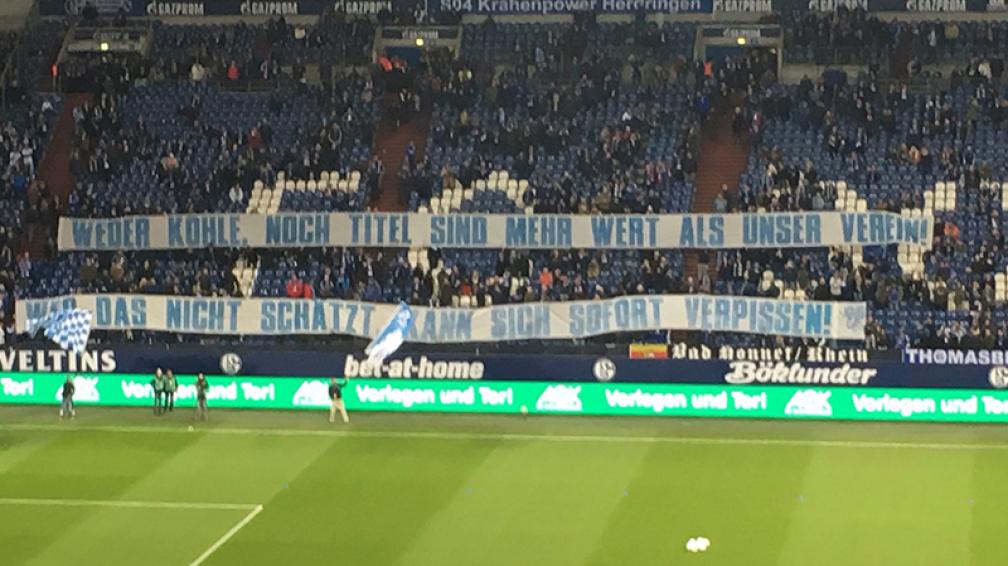 FonsiLoaiza's tweet photo. - Pancarta de los aficionados del Borussia a Aubameyang: "Ningún futbolista es más grande que nuestro club". 

- Pancarta de los aficionados del Schalke a Goretzka: "Ni el dinero ni los títulos son más valiosos que nuestro equipo. El que no lo valore se puede ir a la mieda". https://t.co/r39nFSvEyZ
