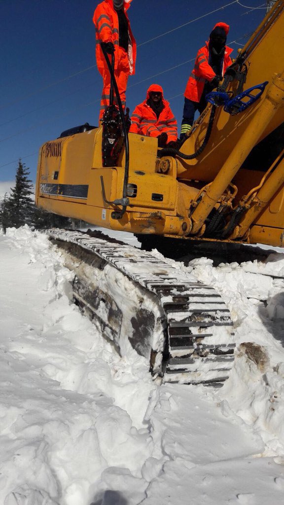 Sıcak, soğuk demeden her koşulda kesintisiz enerji için ekiplerimiz aralıksız çalışıyor...  #enerjiningücü #TEİAŞ