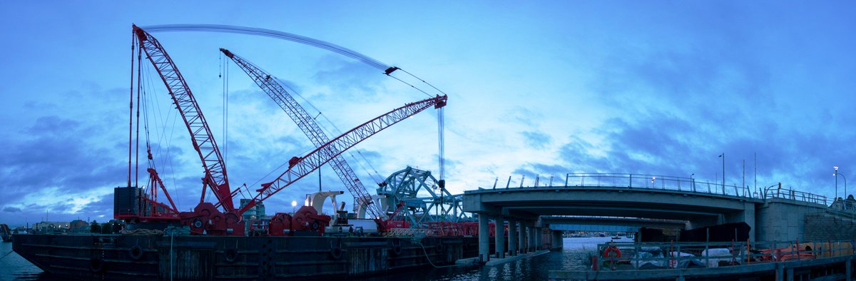 #yyjtraffic #jsb update: due to high winds in the forecast
the bridge deck span installation is postponed until 7am Sunday and the
existing bridge is open to traffic until that time. A 7am Sunday-5pm Monday full bridge closure will now be in effect. johnsonstreetbridge.com/2018/01/27/bri…