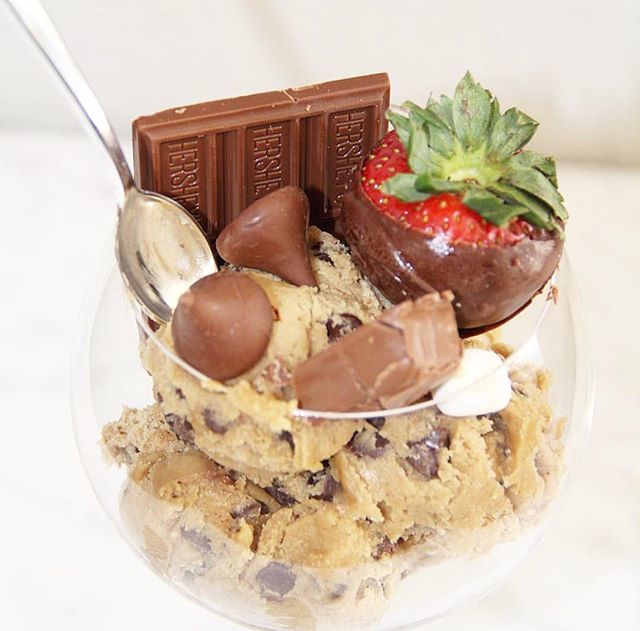 Batterlicious's tweet photo. Weekends dough-serve some chocolatey indulgences! 🍪🍓🍫 #publix #racetrac #meijer #dough #yum #treatyourself #cookiedough #dessertgoals #celebrate #specialtreat #cookiedoughlovers #cookie #sweet #dessert #ediblecookiedough #eatwithspoon #bakeinoven #fo… https://t.co/lO0GblH5zM https://t.co/uJO6xawIiT