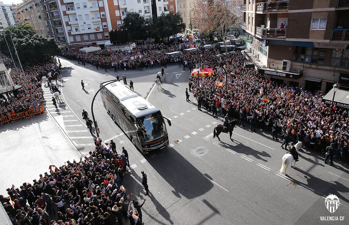 valenciacf's tweet photo. 📰 La afición de 🏟 Mestalla se deja la voz animando a su equipo, al que despide con aplausos 

➡https://t.co/xloeUXlILn https://t.co/OnMKys6rMx