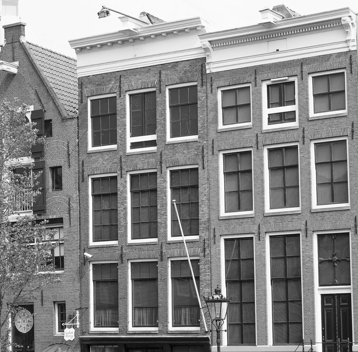 Ana Frank, la casa de atrás: “No quiero haber vivido para nada.”
maicarivera.com/ana-frank-la-c…
<a href="/Maicarivera_/">Maica Rivera</a> <a href="/annefrankhouse/">Anne Frank House</a> <a href="/TabascoHOY/">Tabasco HOY</a> 
#VíctimasdelHolocausto #NosotrosRecordamos 
#NuncaOlvidar #WeRemember
Fotografía Scott Hefti