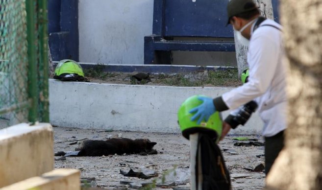 UltimaHoracom's tweet photo. [MUNDO] Suben a 4 los muertos y a 42 los heridos por ataque a Policía en Barranquilla https://t.co/ioErr219kj https://t.co/rfqRyPKY6N