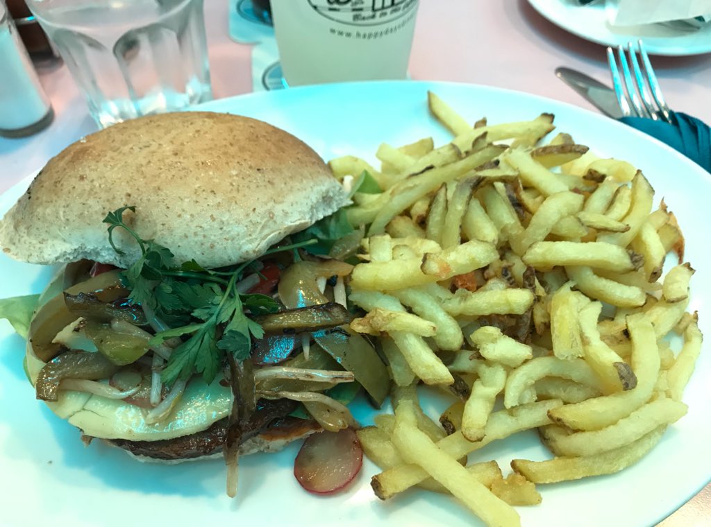 Sugar_Tox1c's tweet photo. Pour oublier que je ne suis pas allée au @VeggieWorldFR de Lyon voici un burger Vegan de chez @HdDiner50s https://t.co/Pgxb7njKf7