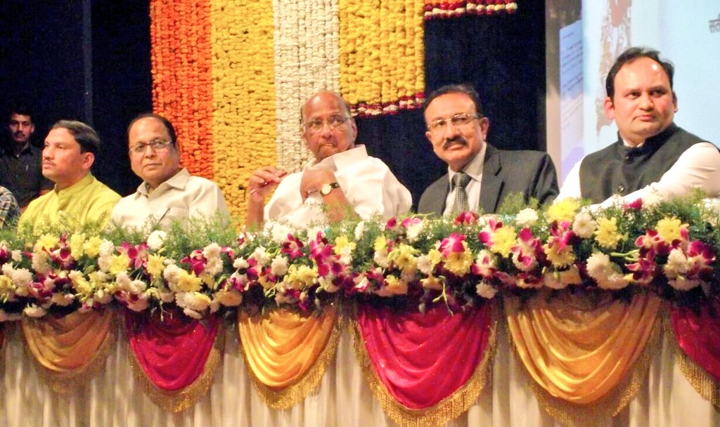 PawarSpeaks's tweet photo. राऊत यांनी लिहिलेल्या छावणी, निवडणूक, दुष्काळ या कवितांवरून सर्वसामान्याचे दुःख त्यांच्या कवितांचे प्रेरणास्थान असल्याचे लक्षात येते. नवोदित व बंडखोर कवी ज्याप्रकारे समाजातील उपेक्षितांचे आणि वंचितांचे दुःख मांडतो त्यावरून साहित्याला दिशा मिळते, असे म्हटल्यास वावगे ठरणार नाही. https://t.co/XKuuawRDUp