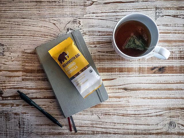 JordanSamuel78's tweet photo. How do you set the pace for your day?
Do you wake up and
Meditate, Stretch/Yoga, Cold shower, Read, Journal, or something else?
-
📸: @jordansamuelphoto
@mammothbars
#NoWeirdStuff #DailyJournal #Twitter https://t.co/cNcv2CecQ6