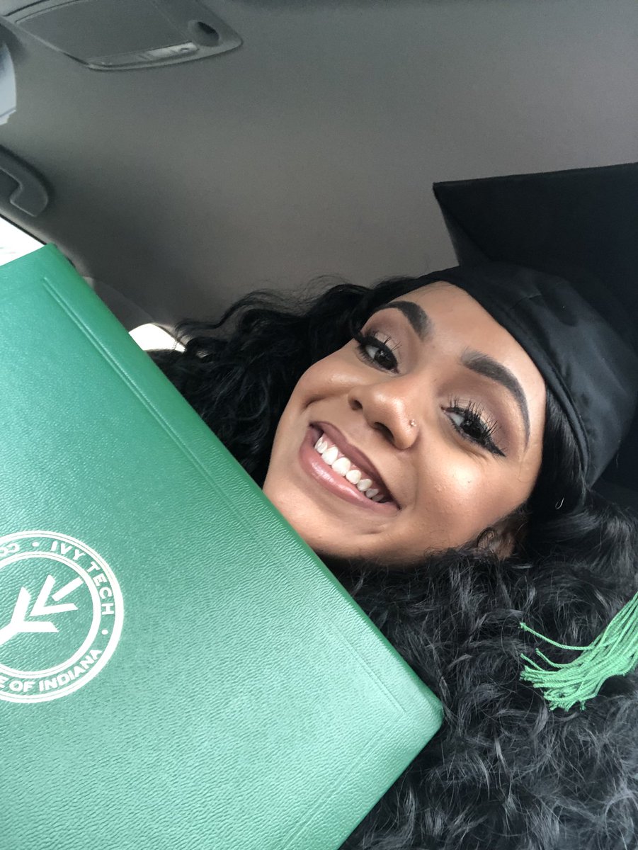 badgirlb___'s tweet image. Who you do it for? #IssaGraduate 👩‍👦👩🏽‍🎓💕✨