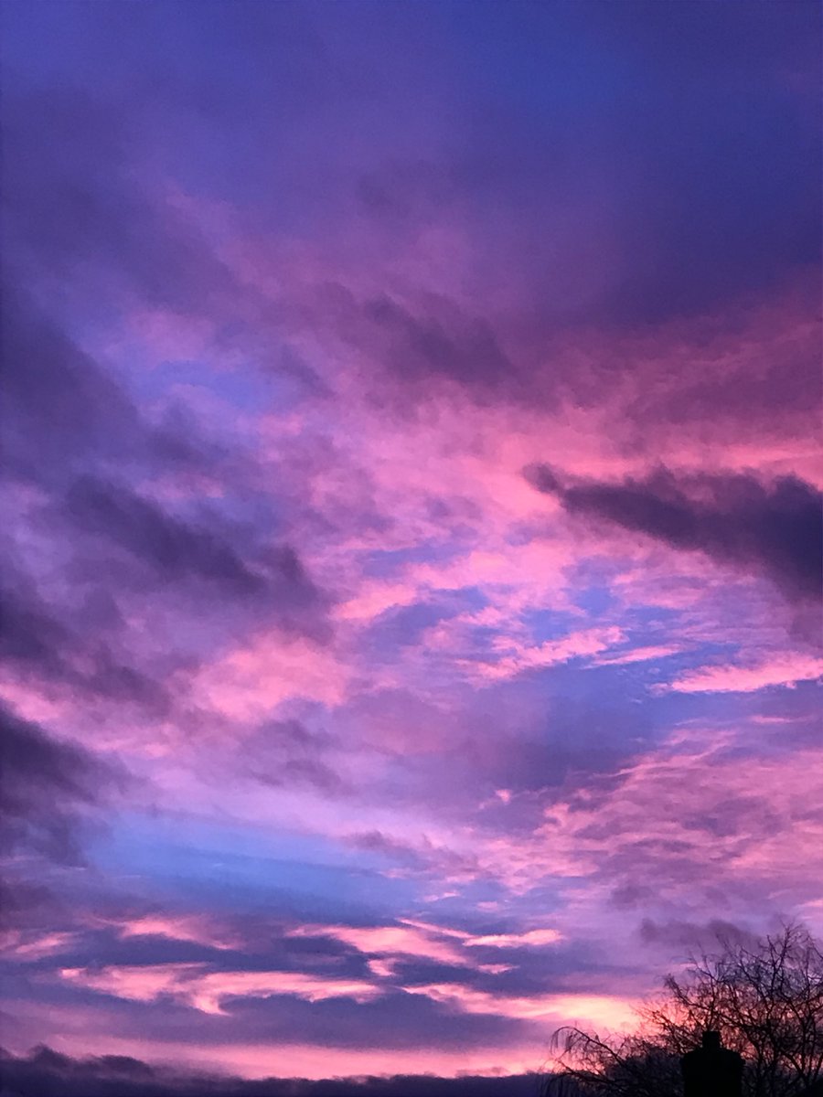 KLJonesAuthor's tweet photo. January sunset.  Much needed colour at the end of a bleak day.  #January #sunset https://t.co/czkPFE9D6g