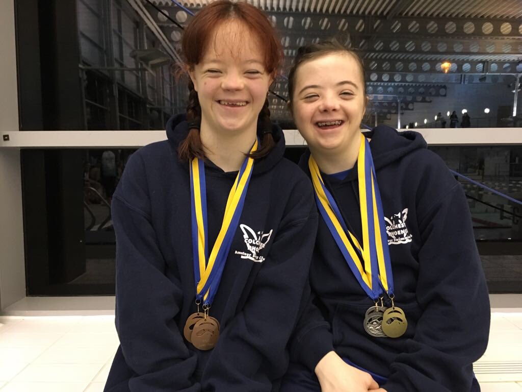 DSSGB1's tweet photo. Look at these #happy #smiling faces tonight! #friends HOLLY AND HELEN celebrating medals and PBS @phoenix_asc #thesegirlscan 🏊🏻‍♀️👏 https://t.co/nA4RgWDtgT